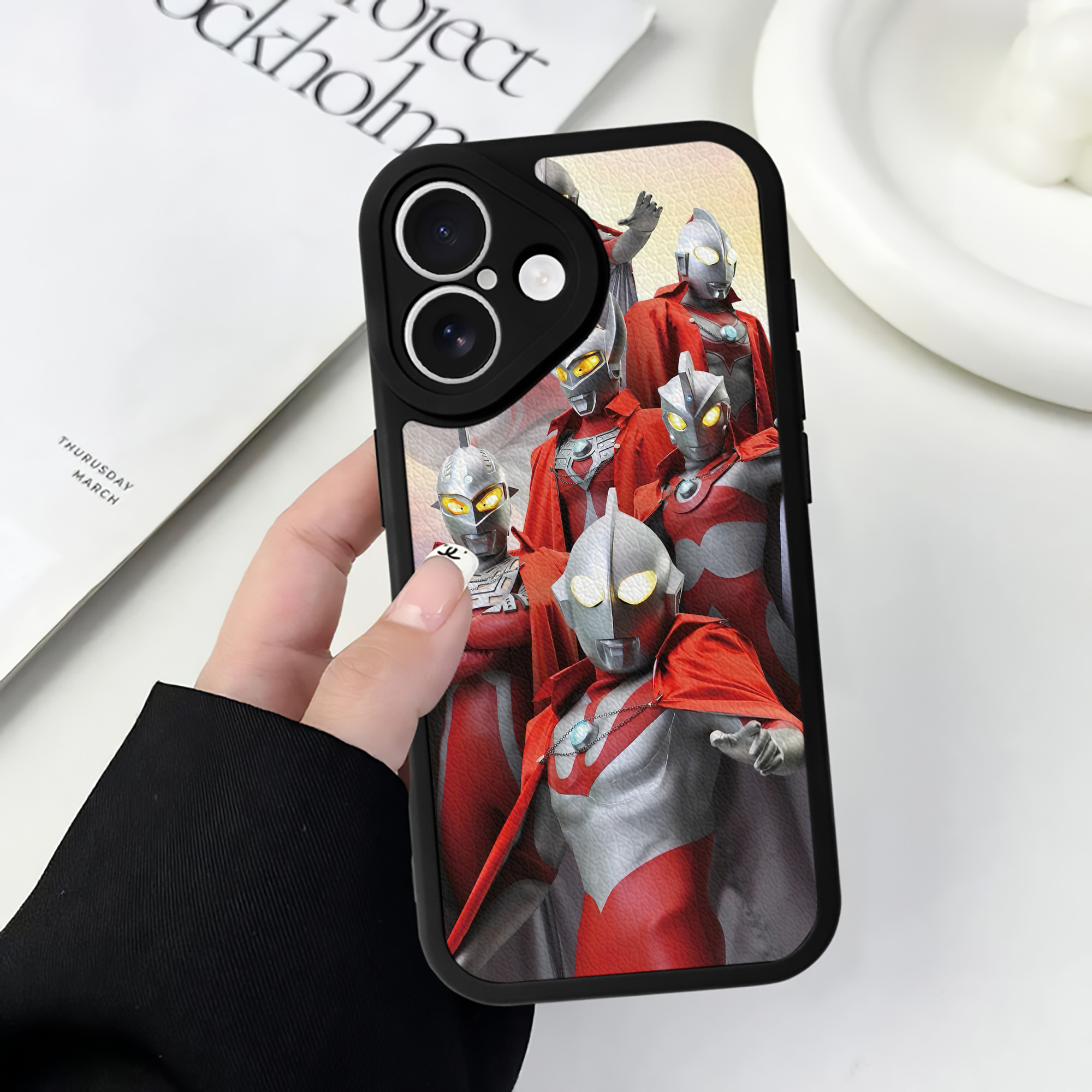 （画像用） ウルトラマン Ultraman 【iPhone 16シリーズ対応】シリコンスマホケース（レザー調） 材質：シリコン
